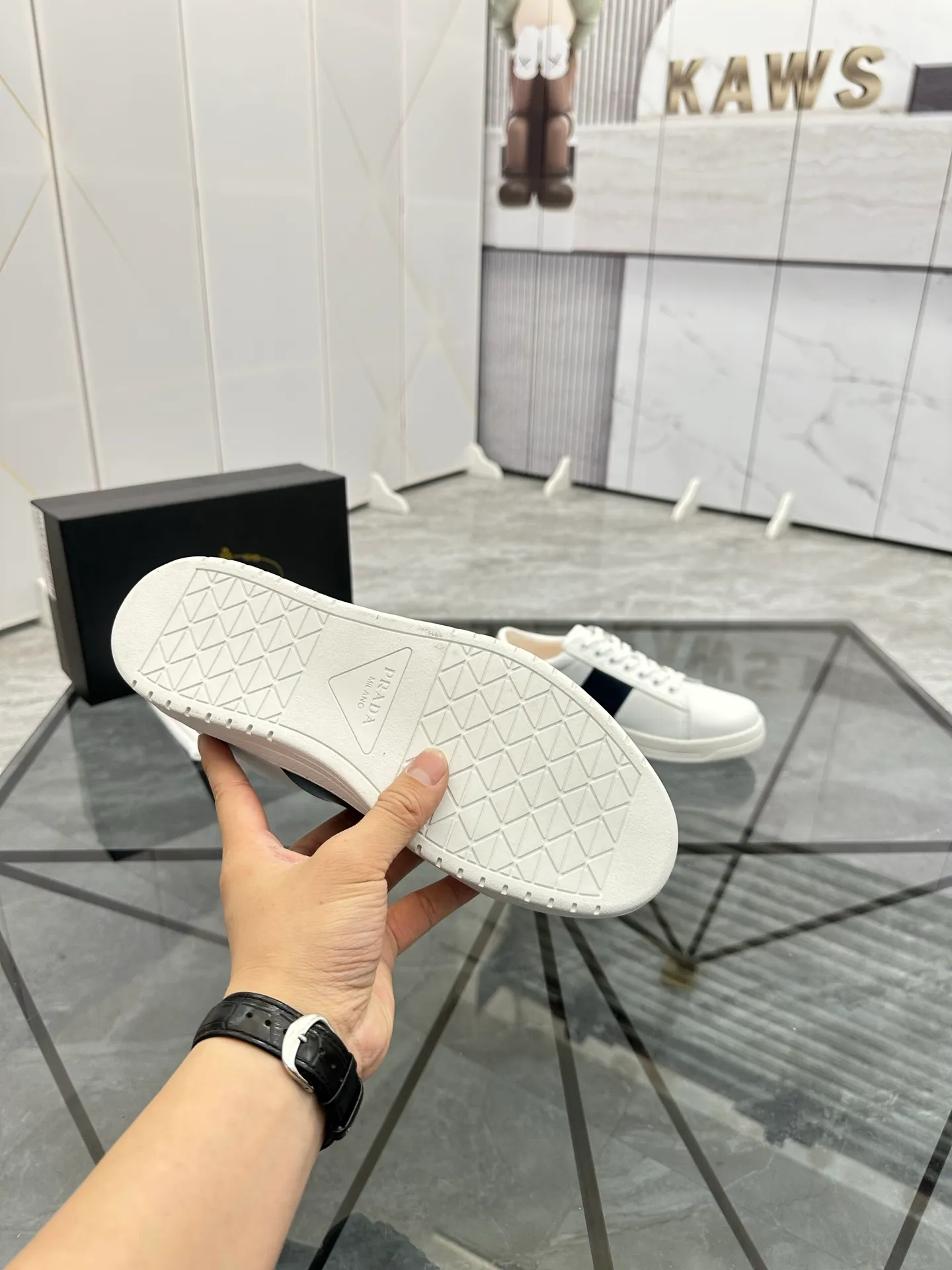 Men's shoes: 💰P400¥ Product trademark: Prada *"Prada*" low-top casual shoes Regular size: 38-44 (can be customized to 45) Product materials: imported cowhide upper, sheepskin lining, original outsole. Number: 020